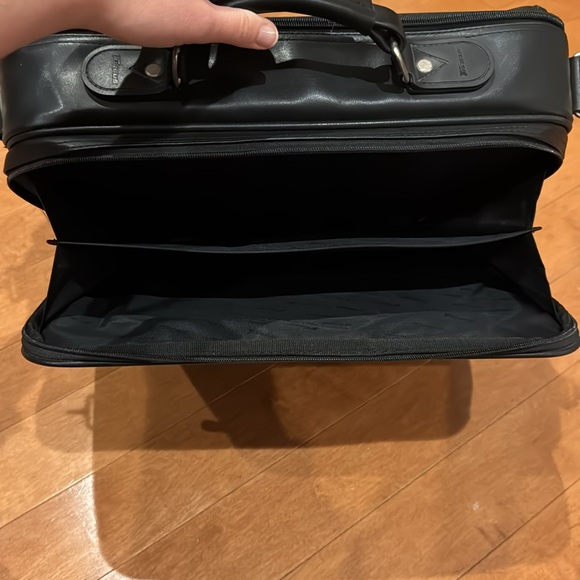 Targus Leather Briefcase - Picture 6 of 6